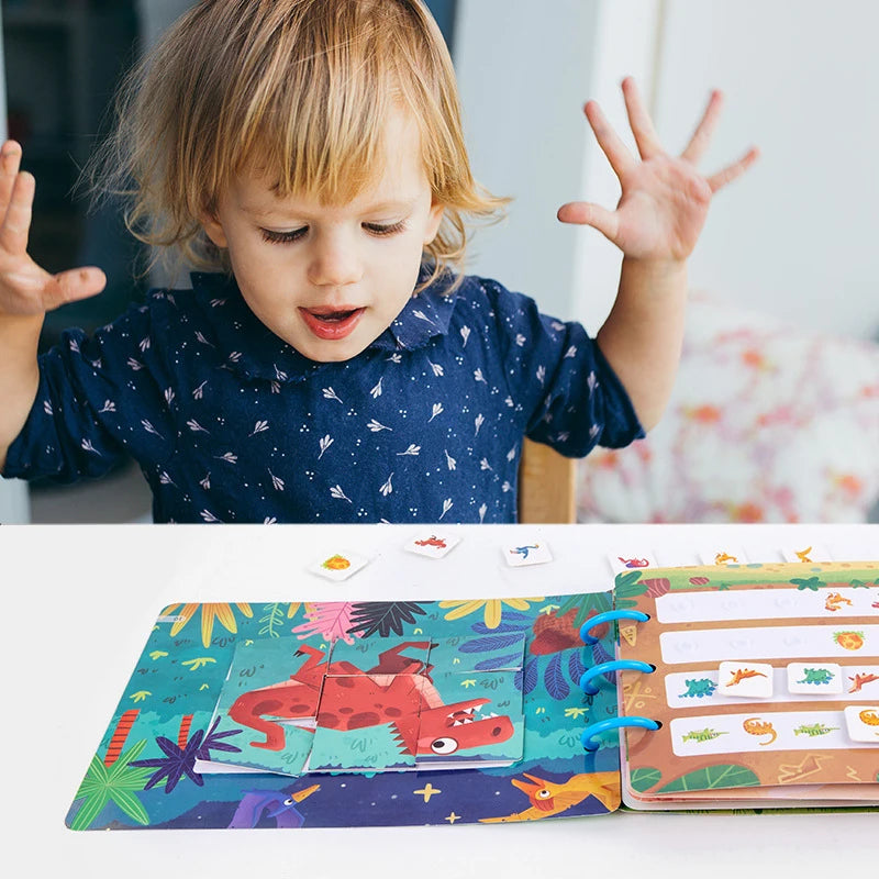 Livro interativo para crianças com adesivos para colar