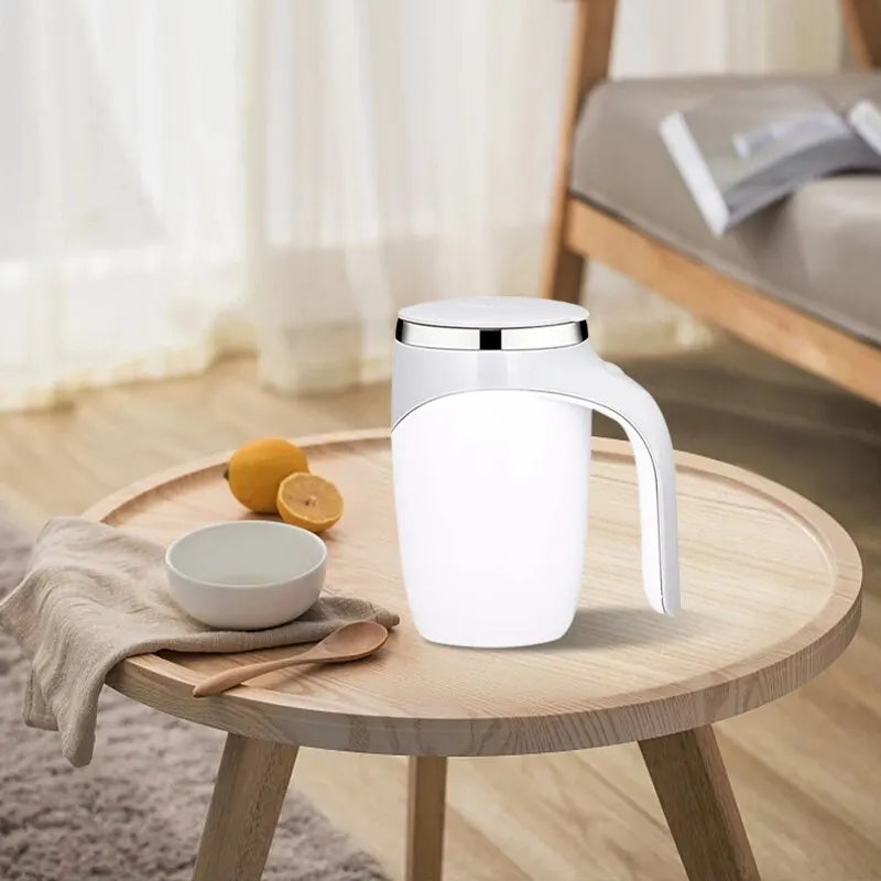 Caneca térmica com agitação automática e recarregável