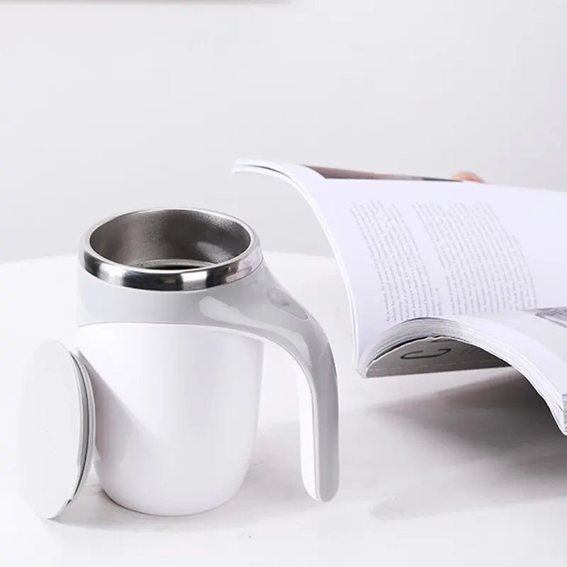 Caneca térmica com agitação automática e recarregável