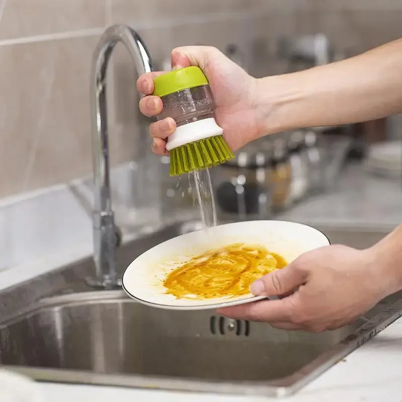 Escova de cozinha com dispensador de sabão