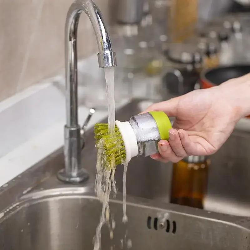 Escova de cozinha com dispensador de sabão